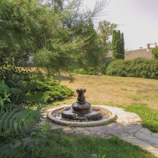 Kašna v Dolní Dlouhé Loučce ve středu obce