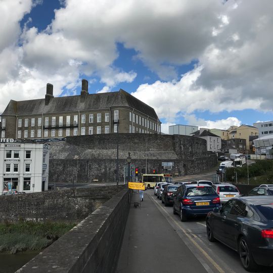 Retaining wall to the SE of County Hall