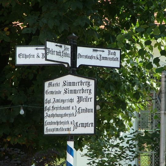 Gusseiserner Wegweiser nach Weiler