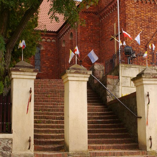 Ogrodzenie od strony zachodniej z ceglanymi schodami prowadzącymi do kościoła