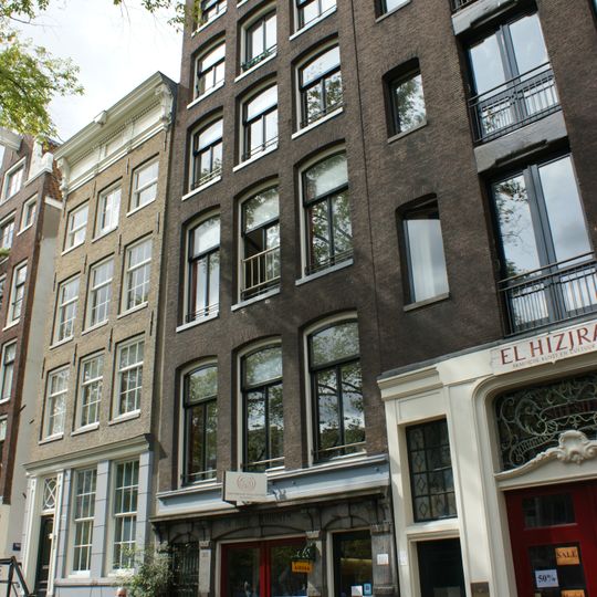 Pand met gevel onder rechte lijst met triglyfen