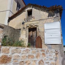 Casa com Porta Manuelina na Rua da Nogueira