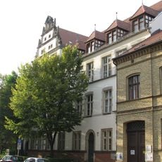 Mädchen-Mittelschule mit Turnhalle Freiheit 15