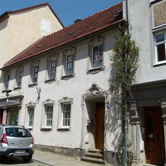 Wohnhaus mit Laden in geschlossener Bebauung Bahnhofstraße 1