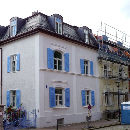 Zweigeschossiger Mietshausblock