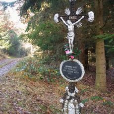 Kříž u studánky u Mrhalu