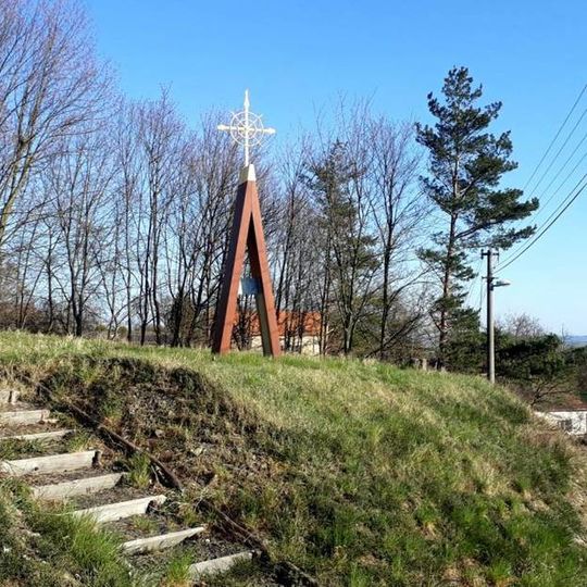 Kříž v Hněvnicích na místě zaniklého kostela