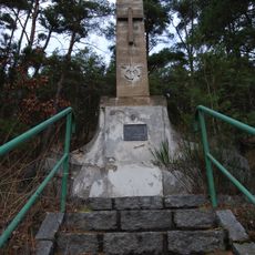 Pomník letce severozápadně od Hřebenů