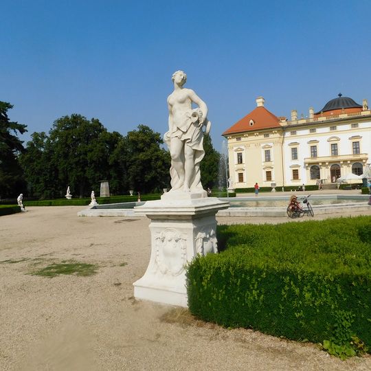 Socha Galatey v zámeckém parku ve Slavkově