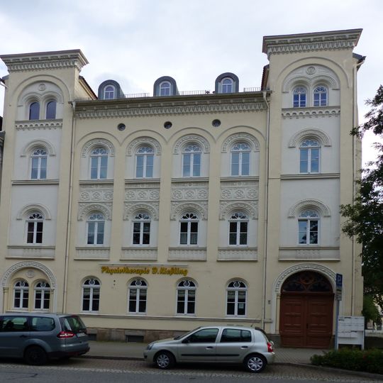 Mietshaus in ehem. geschlossener Bebauung Bahnhofstraße 44