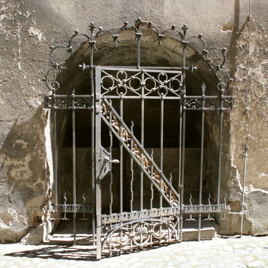 Archivflügel als Teil des Rathaus Görlitz , mit Brunnenbecken in Wandnische und Gitter Apothekergasse 7