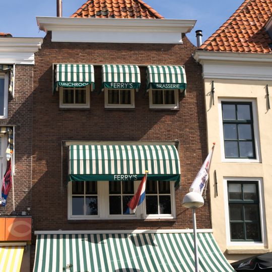 Huis met moderne aangepaste lijstgevel, aan de hoeken ingezwenkt, toegepast voor oudere kern