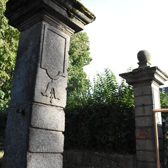 Gesamt vier Torpfeiler - siehe auch: Bayreuther Straße 2