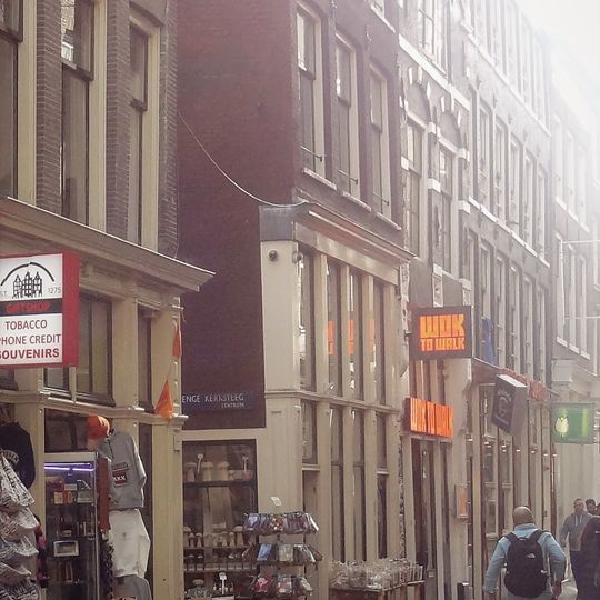 Hoekhuis, voorgevel waarvan de pui