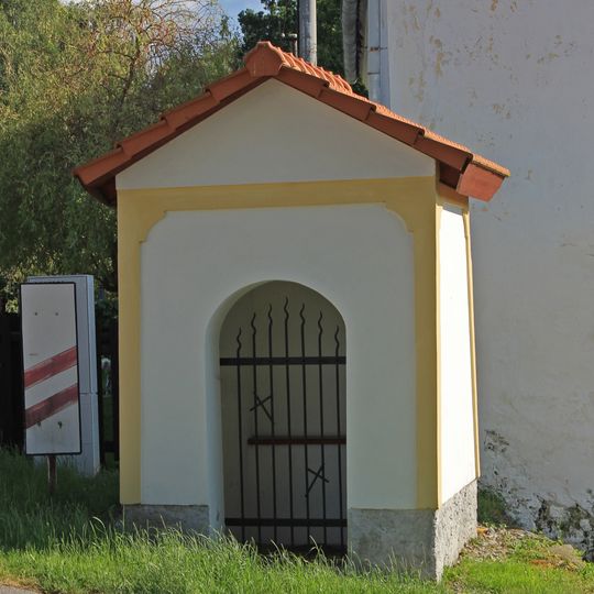 Výklenková kaplička v Lomech