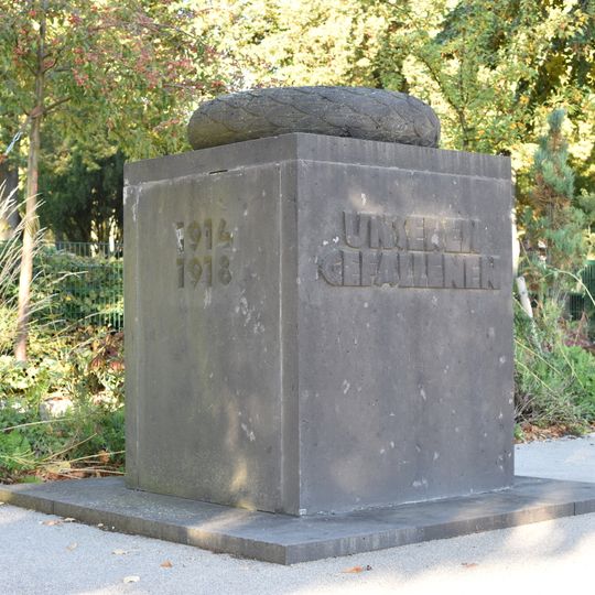 Zwei Gefallenenehrenmäler