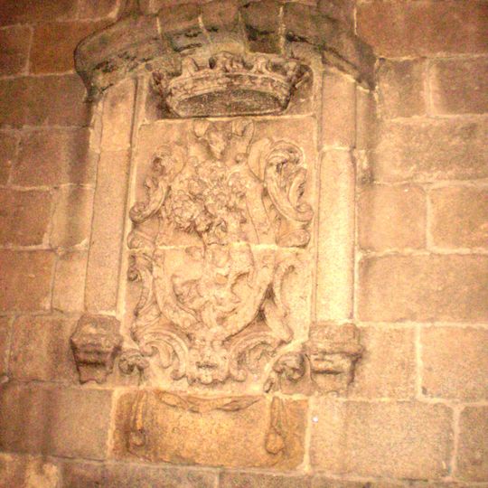 Escudo de Madrid en piedra calle Segovia