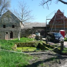 Dreiseithof mit Wohnstallhaus, Scheune, Seitengebäude und Torbogen Pirnaer Straße 1