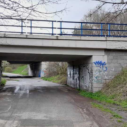 Železniční most přes bezejmennou komunikaci u Hradecké ulice