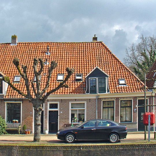 Verdiepingloos pand onder een kap met de nrs. 14 en 16-20