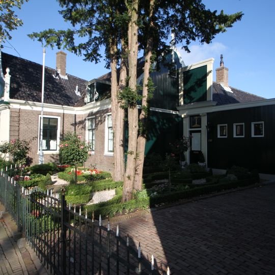 Gedeeltelijk houten huis in L-vorm