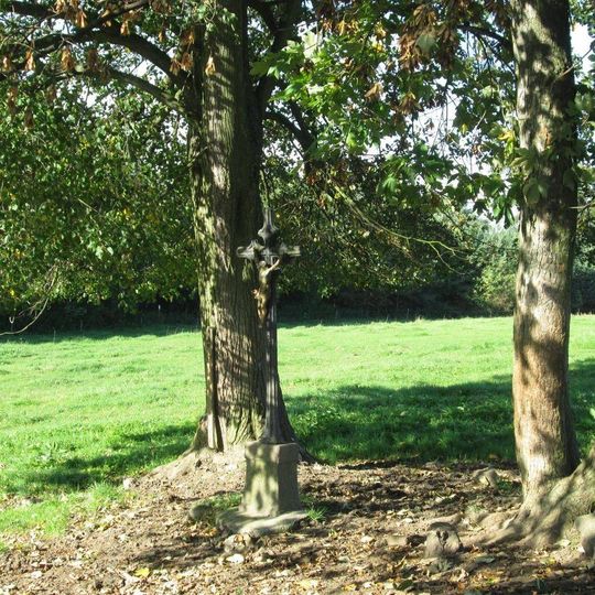 Kříž západně od Chýnova v poli