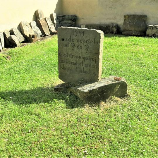 Pamětní kámen sucha v roce 1911 na nádvoří muzea v Čelákovicích