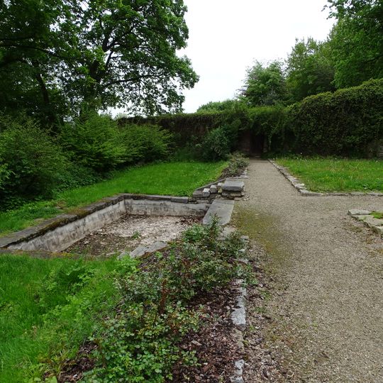 Bazének pod bývalým skleníkem v zámeckém parku Vrchotovy Janovice