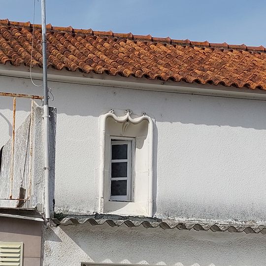 Casa com Janela Manuelina na Rua Helena Aboim Lopes Vieira