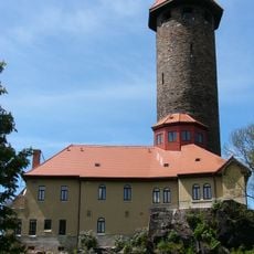 Turm und Gaststättengebäude mit Terrasse Schloßstraße 8a