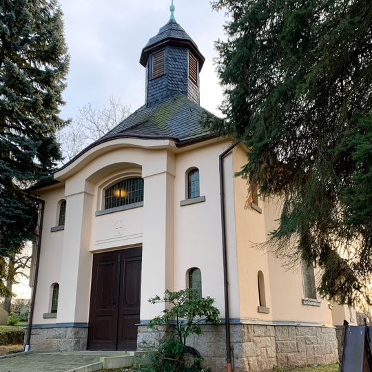 Friedhofskapelle, zwei klassizistische Grabmale sowie Grabsteine Weller, Bitterlich, Leyn, Flechsig und Holzkreuze Werner, Auerswald auf dem Friedhof Voigtlaidener Straße -
