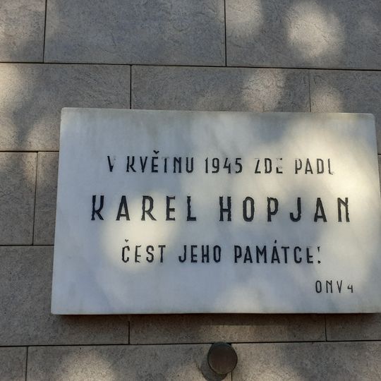 Pamětní deska Karla Hopjana na Náměstí Hrdinů v Praze
