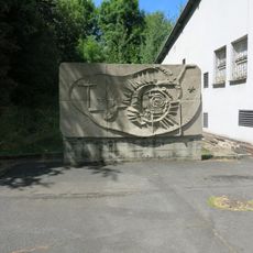 Betonová plastika u obchodu v na náměstí v Kovářské