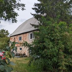 Wohnstallhaus (Nr. 8) mit angebautem Stallgebäude, Seitengebäude (älteres Wohnhaus, Nr. 9), Einfriedungsmauer und Torpfeiler eines ehemaligen Dreiseithofes und ein Eispreller Alte Salzstraße 8; 9