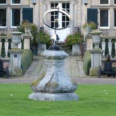 Zonnewijzer op voorplein