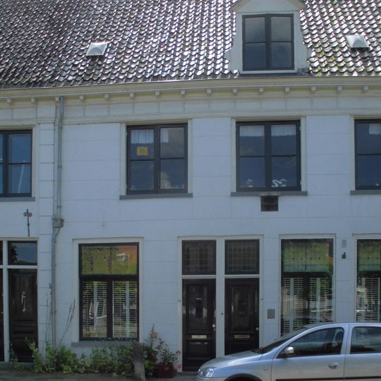 Pand met gepleisterde gevel met rechte kroonlijst