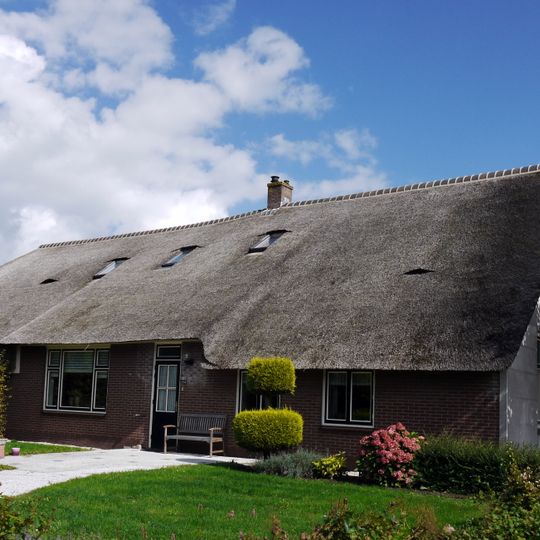 Boerderij, dwarshuis, gepleisterd, topgevels, dak rietgedekt