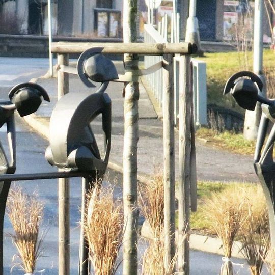 Kovová plastika na kruhovém objezdu v Bezručově ulici v Turnově