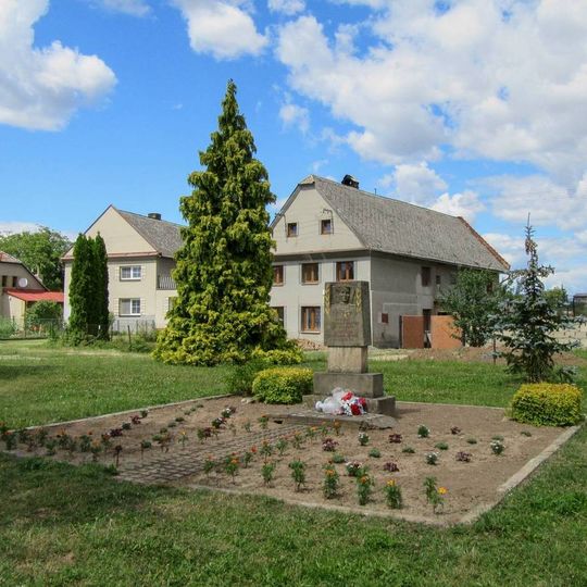 Pomník Sovětské armádě v Králové na křižovatce