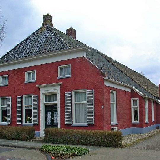 Krimpenboerderij onder met riet en pannen gedekt wolfsdak