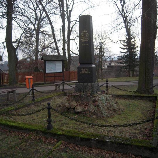 Pomník padlým v 1 .sv. válce na rzcestí turistických tras Zahrádky - zámek