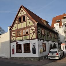 Zweistöckiger, giebelständiger Rähmbau