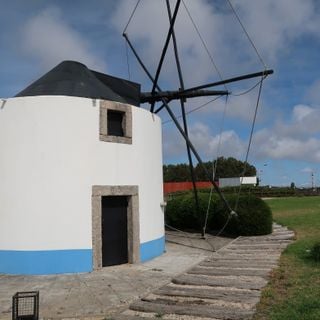 Dois moinhos de vento da Quinta dos Cinco Ventos e Monumento ao Poeta Árabe