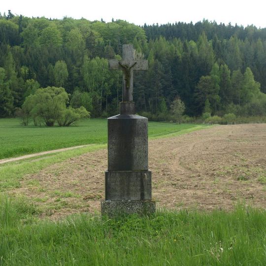 Kříž u silnice východně od Krásněvsi