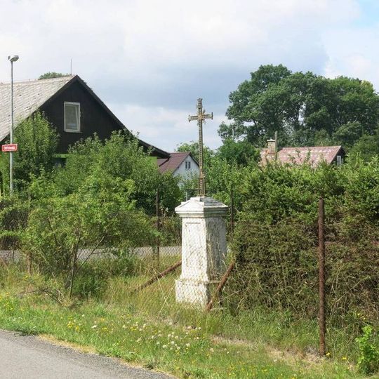 Kříž v zahradě domu 3146 v osadě Větrov