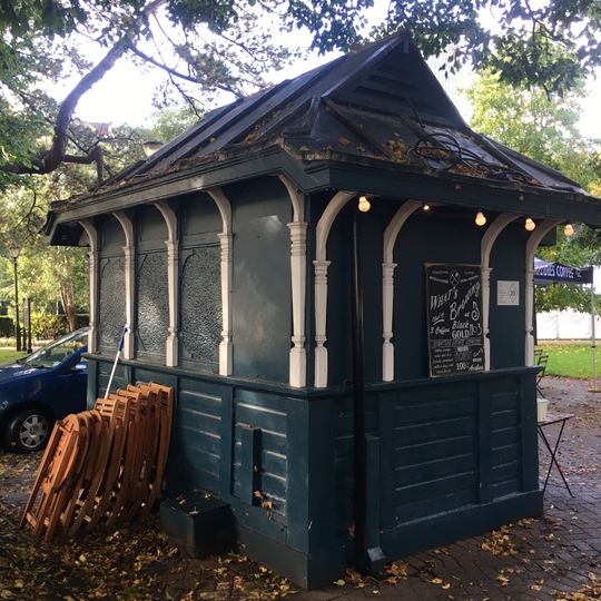 Hut in Gorsedd Gardens