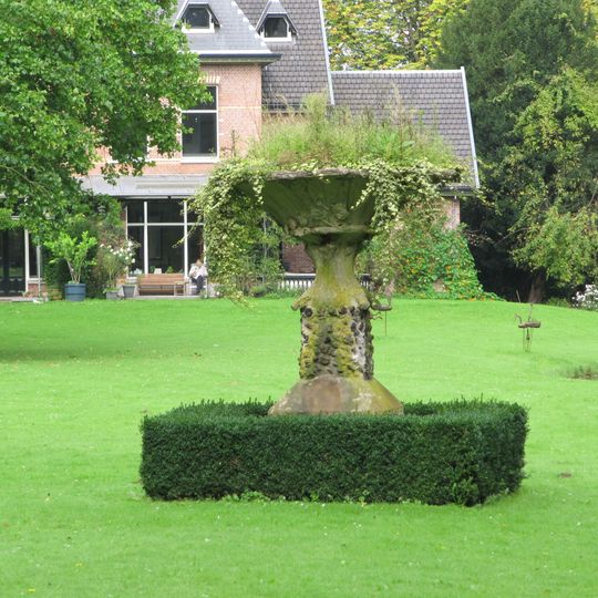 Landgoed Dordwijk: tuinvaas, opgetrokken sokkel van ijsselsteentjes