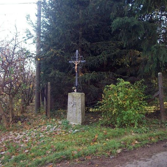 Kříž v Bukové na rozcestí pod kostelem