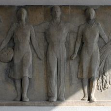 Relief Sowjetsoldaten beschützen den Aufbau der DDR Treskowallee 24 C