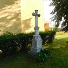 Kříž u kostela v Pavlovicích